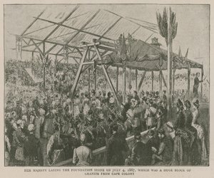 المعهد الإمبراطوري: صاحبة الجلالة تضع حجر الأساس في 4 يوليو 1887 ، والذي كان كتلة ضخمة من الجرانيت من كيب كولوني بواسطة مدرسة اللغة الإنجليزية