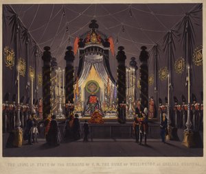 الكذب في حالة بقايا FM دوق ولينغتون في مستشفى تشيلسي ، نوفمبر 1852 (نقش ملون) بواسطة مدرسة اللغة الإنجليزية
