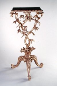 طاولة ترايبود ، c.1760 (giltwood) بواسطة مدرسة اللغة الإنجليزية