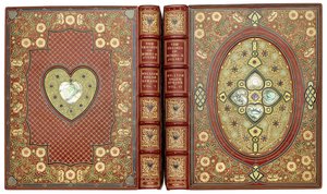 أطقم الأغطية العلوية والسفلية بتصميمات القلب والزهور حوالي عام 1920 بواسطة مدرسة اللغة الإنجليزية