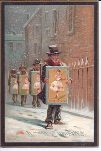 Victorian Christmas card of four men walking in the snow carrying boards advertising a pantomime, c.1880 (colour litho) بواسطة مدرسة اللغة الإنجليزية