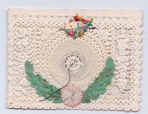 بطاقة تهنئة بخلية النحل الفيكتورية مع حمامة تحمل مظروفًا ، حوالي 1880 (الدانتيل الورقي) بواسطة مدرسة اللغة الإنجليزية