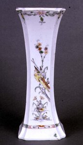 مزهرية ورسستر ذات شكل متوهج مطلية بألوان Kakiemon ، حوالي 1750 (سيراميك) بواسطة مدرسة اللغة الإنجليزية