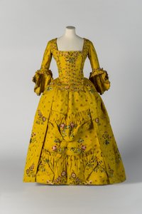 عباءة وثوب نسائي مفتوح من قماش البروكار الأصفر ، c.1750 (حرير) بواسطة مدرسة اللغة الإنجليزية