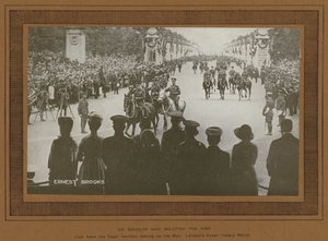 احتفالات النصر في لندن عام 1919 ، السير دوجلاس هيج يحيي الملك (صورة بالأبيض والأسود)