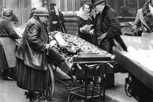 بائع فواكه نموذجي ، باريس ، 1931.