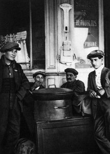 باعة الشوارع من الكستناء المحمص ، باريس ، 1931.