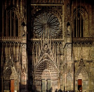 Gothic art: view from one of the portals the Cathedrale Notre Dame de Strasbourg, built in the 13th century by Erwin von Steinbach. (Lower Rhine) بواسطة اروين فون شتاينباخ