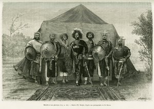 صورة للأمير منليك الثاني ملك إثيوبيا (1844-1913) ، محاطًا بجنرالاته. نقش رونجات ، بعد التقاط صورة فوتوغرافية ، لتوضيح قصة فوياج أو تشوا (Abyssinie meridionale)