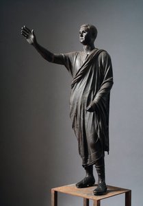 Aule Metele (الخطيب) ، خطيب روماني - نحت برونزي إتروسكي ، الارتفاع: 179 سم ، حوالي 90-70 قبل الميلاد ، من بيلا ، إيطاليا - الحضارة الأترورية: "" يقول قاضي Perugia Aulus Metellus المتحدث أو Arringatore " النحت البرونزي بواسطة إتروسكان