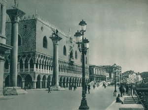 الواجهة الرئيسية لقصر دوجيس مع ريفا ديجلي شيافوني ، البندقية ، إيطاليا ، 1927 بواسطة يوجين بوبيل
