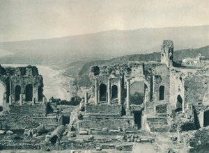 المسرح وغرفة الملابس للمسرح اليوناني ، تاورمينا ، صقلية ، إيطاليا ، 1927 بواسطة يوجين بوبيل