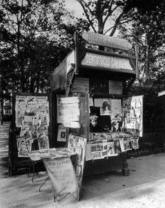 Kiosk in Paris, c.1910 (b/w photo) بواسطة يوجين أتيج