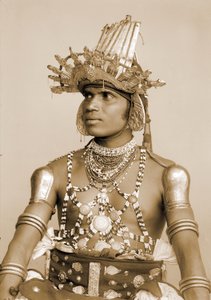صورة لراقصة سريلانكية مع خوذة فضية مزخرفة ، c.1890