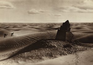 حجر ميل في الصحراء (صورة بالأبيض والأسود) بواسطة المصور الأوروبي