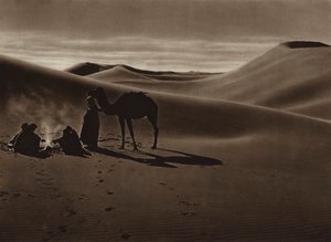مساء في الصحراء (صورة بالأبيض والأسود) بواسطة المصور الأوروبي