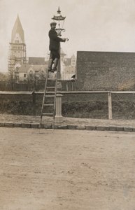 رجل يصل سلمًا يثبت مصباح الشارع (صورة b / w) بواسطة المصور الأوروبي