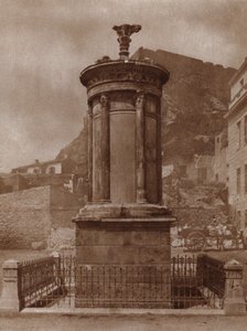 Monument to Dionysus, god of wine, erected in Athens in 335-34 BC by Lysicrates to celebrate his teams victory in the theatrical contests (b/w photo) بواسطة المصور الأوروبي