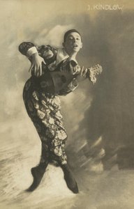 بييرو يعزف على العود (صورة بالأبيض والأسود) بواسطة المصور الأوروبي