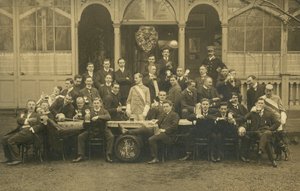 Portrait of a group of men, possibly a fencing club (b/w photo) بواسطة المصور الأوروبي