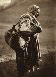 تونس العاصمة، ناقلة المياه (صورة فوتوغرافية بالأبيض والأسود) بواسطة المصور الأوروبي