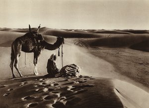 العبادة في الصحراء (صورة بالأبيض والأسود) بواسطة المصور الأوروبي
