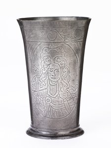 دورق بيوتر التذكاري مع صور لأعمال ويليام الثالث وماري الثاني ، c.1689-94 (بيوتر)