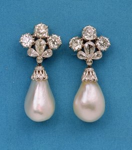 "Mancini Pearls" ، أقراط منحها لويس الرابع عشر إلى ماري مانشيني ، في منتصف القرن السابع عشر (لآلئ وألماس) (انظر أيضًا 489766) بواسطة المدرسة الأوروبية