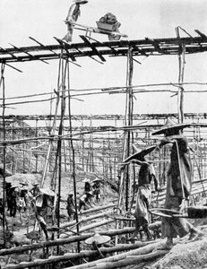 الطرق البدائية في أغنى منطقة قصدير في العالم ، تايبينغ ، الصين ، 1936. بواسطة إيوينج جالواي