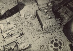 [منظر المدينة مع ظل المنطاد]