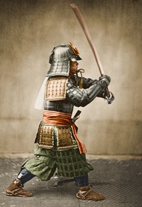 محارب الساموراي يرتدي درعًا بسيف مرفوع ، حوالي 1860 (صورة زلالية) بواسطة فيليس بيتو