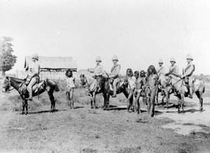 Dacoits يتم إحضارها بواسطة المشاة الخيالة ، c.1890 بواسطة فيليس بيتو