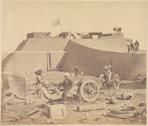 الموظفين في المقر الرئيسي ، Pehtang Fort بواسطة فيليس بيتو