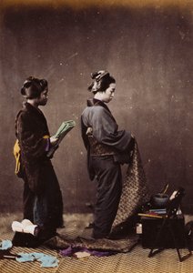 تلبيس المرأة اليابانية ، c.1870-1880 بواسطة فيليس بيتو