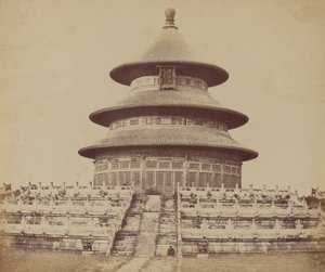 معبد السماء المقدس حيث يضحي الإمبراطور مرة في السنة ، في مدينة بيكين الصينية ، أكتوبر 1860 بواسطة فيليس بيتو