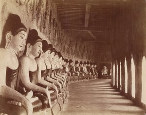 تسعة وأربعون Gautamas في معبد Sagaing بواسطة فيليس بيتو