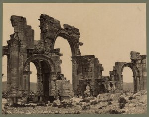 مدخل الرواق العظيم ، تدمر ، حوالي عام 1875 (طباعة زلال) بواسطة فيليكس بونفيس