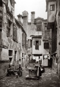 فناء محاط بمباني في البندقية ، حوالي 1880 بواسطة فرديناندو أونغانيا