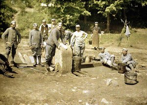 مجموعة من الجنود الفرنسيين يقومون بغسيل الملابس في بئر ، سواسون ، أيسن ، 1917 (اللون الآلي) بواسطة فرناند كوفيل