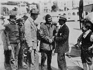 جائزة شنايدر: هوارد بيكستون يتحدث إلى جاك شنايدر بعد انتصاره ، 1914 1934