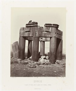 Man op by qubba van Douris، nabij Baalbek سوريا. قبة دوريس في سهل البقاع - بلبك (العنوان على وجوه) العمارة القديمة: مصر ، اليونان ، آسيا الصغرى: ألبوم صور (عنوان السلسلة) بواسطة فيليكس بونفيس