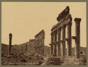 جزء من الرواق الكبير قلعة قلعة بن معان في المسافة ، تدمر حوالي 1875 (طباعة زلالية) بواسطة فيليكس بونفيس