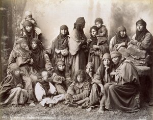 صورة لمجموعة من البدو السوريين في ثوب عرقي متواضع