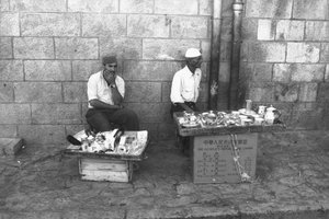 باعة متجولون في أحد شوارع القدس