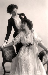 Lily Elsie 1886-1962 و Adrienne Augarde 1882-1913 ، الممثلات الإنجليزية ، 1907.