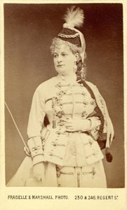 أوفنباخ "La Grande-Duchesse de Gérolstein" (أوبرا بوف) مع إميلي سولدين التي لعبت دورًا في إنتاج لندن عام 1867 (كوفنت غاردن) بواسطة فراديل ومارشال