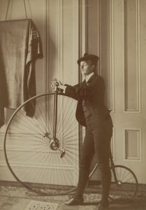 داخل المنزل مع دراجة بيني فارثينج ، حوالي عام 1890 (صورة بني داكن) بواسطة فرانسيس بنجامين جونستون