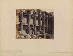 بعلبك - الجدار الشمالي للجزء الداخلي من معبد جوبيتر، تظهر فيه الأعمدة المخددة بواسطة فرانسيس بيدفورد