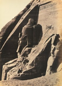 "مصر وفلسطين": تمثال رمسيس الثاني على الجانب الأيسر من واجهة معبد أبو سمبل الكبير في النوبة السفلى ، مصر بواسطة فرانسيس فريث