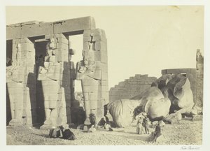 أعمدة أوزوريس والعملاق الكبير الساقط ، في ممنونيوم ، طيبة ، 1857. بواسطة فرانسيس فريث